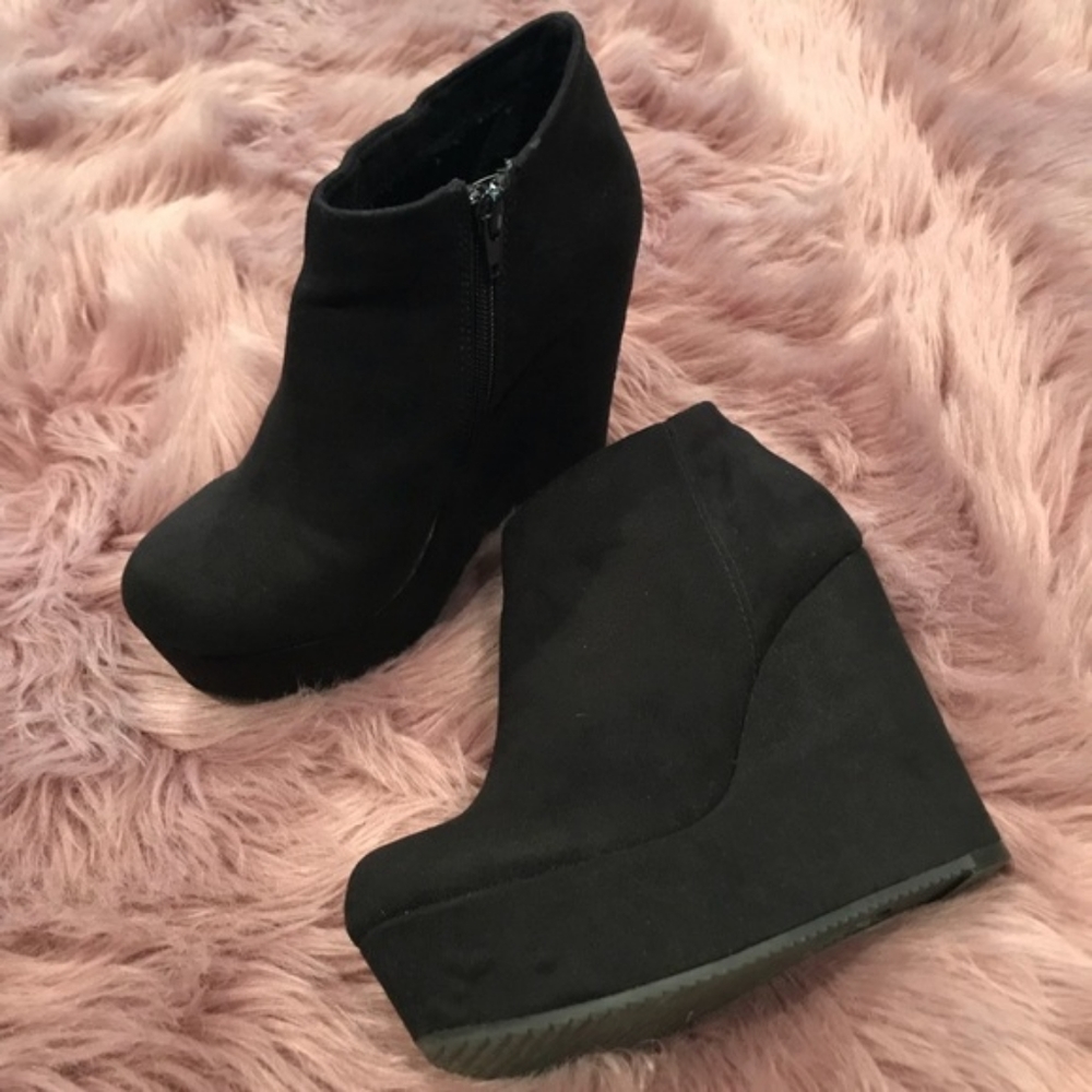 Gorgeous black suede feel booties